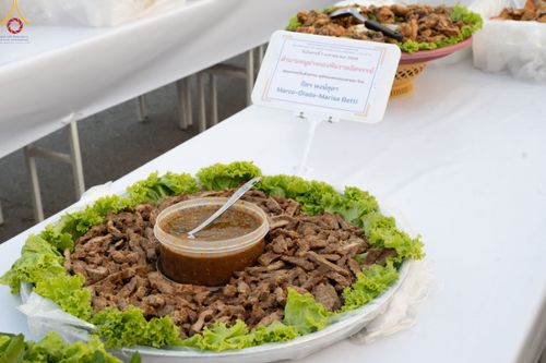 ภาพ No.190430:สาธุชนถวายภัตตาหารเป็นสังฆทาน แด่พระธรรมยาตรา ณ อนุสรณ์สถานมหาวิหารพระมงคลเทพมุนี (โลตัสแลนด์) อ.สองพี่น้อง จ.สุพรรณบุรี ในโครงการธรรมยาตรา กตัญญูบูชา มหาปูชนียาจารย์ พระมงคลเทพมุนี(สด จนฺทสโร) พระผู้ปราบมาร แห่ง ปีที่ 13 วันที่ 7 มกราคม พ.ศ.2568