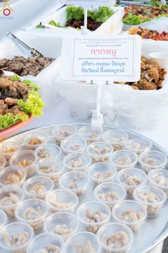 ภาพ No.190443:สาธุชนถวายภัตตาหารเป็นสังฆทาน แด่พระธรรมยาตรา ณ อนุสรณ์สถานมหาวิหารพระมงคลเทพมุนี (โลตัสแลนด์) อ.สองพี่น้อง จ.สุพรรณบุรี ในโครงการธรรมยาตรา กตัญญูบูชา มหาปูชนียาจารย์ พระมงคลเทพมุนี(สด จนฺทสโร) พระผู้ปราบมาร แห่ง ปีที่ 13 วันที่ 7 มกราคม พ.ศ.2568