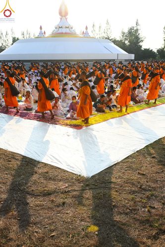 ภาพ No.190637:พิธีต้อนรับพระธรรมยาตรา ณ อนุสรณ์สถาน สถานที่ตั้งมโนปณิธานบวชตลอดชีวิต อนุสรณ์สถานคลองบางนางแท่น อ.สามพราน จ.นครปฐม ในโครงการธรรมยาตรา กตัญญูบูชา มหาปูชนียาจารย์ พระมงคลเทพมุนี(สด จนฺทสโร) พระผู้ปราบมาร อนุสรณ์สถาน 7 แห่ง ปีที่ 13 วันที่ 7 ม.ค.2568