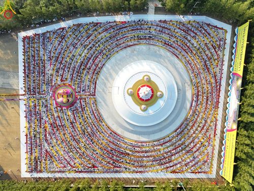 ภาพ No.190646:พิธีต้อนรับพระธรรมยาตรา ณ อนุสรณ์สถาน สถานที่ตั้งมโนปณิธานบวชตลอดชีวิต อนุสรณ์สถานคลองบางนางแท่น อ.สามพราน จ.นครปฐม ในโครงการธรรมยาตรา กตัญญูบูชา มหาปูชนียาจารย์ พระมงคลเทพมุนี(สด จนฺทสโร) พระผู้ปราบมาร อนุสรณ์สถาน 7 แห่ง ปีที่ 13 วันที่ 7 ม.ค.2568