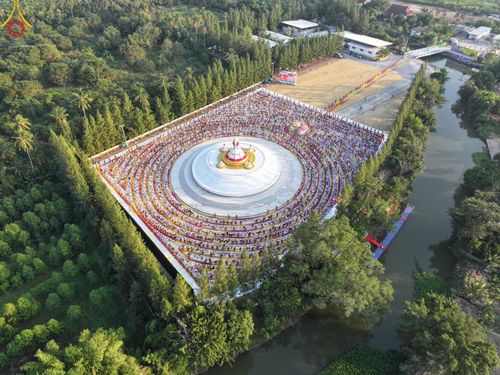 ภาพ No.190657:พิธีต้อนรับพระธรรมยาตรา ณ อนุสรณ์สถาน สถานที่ตั้งมโนปณิธานบวชตลอดชีวิต อนุสรณ์สถานคลองบางนางแท่น อ.สามพราน จ.นครปฐม ในโครงการธรรมยาตรา กตัญญูบูชา มหาปูชนียาจารย์ พระมงคลเทพมุนี(สด จนฺทสโร) พระผู้ปราบมาร อนุสรณ์สถาน 7 แห่ง ปีที่ 13 วันที่ 7 ม.ค.2568