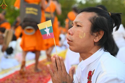 ภาพ No.190678:พิธีต้อนรับพระธรรมยาตรา ณ อนุสรณ์สถาน สถานที่ตั้งมโนปณิธานบวชตลอดชีวิต อนุสรณ์สถานคลองบางนางแท่น อ.สามพราน จ.นครปฐม ในโครงการธรรมยาตรา กตัญญูบูชา มหาปูชนียาจารย์ พระมงคลเทพมุนี(สด จนฺทสโร) พระผู้ปราบมาร อนุสรณ์สถาน 7 แห่ง ปีที่ 13 วันที่ 7 ม.ค.2568