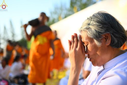 ภาพ No.190681:พิธีต้อนรับพระธรรมยาตรา ณ อนุสรณ์สถาน สถานที่ตั้งมโนปณิธานบวชตลอดชีวิต อนุสรณ์สถานคลองบางนางแท่น อ.สามพราน จ.นครปฐม ในโครงการธรรมยาตรา กตัญญูบูชา มหาปูชนียาจารย์ พระมงคลเทพมุนี(สด จนฺทสโร) พระผู้ปราบมาร อนุสรณ์สถาน 7 แห่ง ปีที่ 13 วันที่ 7 ม.ค.2568