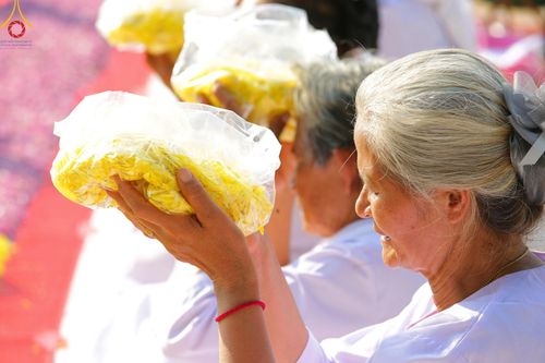 ภาพ No.190745:พิธีต้อนรับพระธรรมยาตรา ณ อนุสรณ์สถาน สถานที่ตั้งมโนปณิธานบวชตลอดชีวิต อนุสรณ์สถานคลองบางนางแท่น อ.สามพราน จ.นครปฐม ในโครงการธรรมยาตรา กตัญญูบูชา มหาปูชนียาจารย์ พระมงคลเทพมุนี(สด จนฺทสโร) พระผู้ปราบมาร อนุสรณ์สถาน 7 แห่ง ปีที่ 13 วันที่ 7 ม.ค.2568