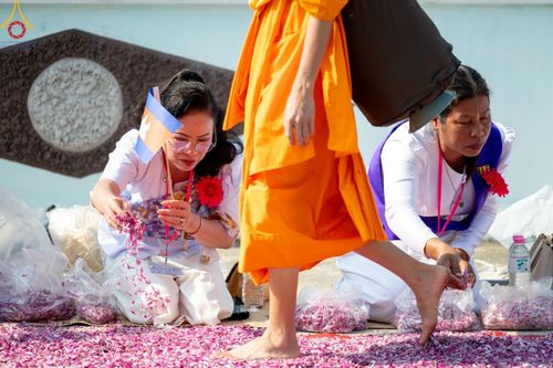 ภาพ No.190758:พิธีต้อนรับพระธรรมยาตรา ณ อนุสรณ์สถาน สถานที่ตั้งมโนปณิธานบวชตลอดชีวิต อนุสรณ์สถานคลองบางนางแท่น อ.สามพราน จ.นครปฐม ในโครงการธรรมยาตรา กตัญญูบูชา มหาปูชนียาจารย์ พระมงคลเทพมุนี(สด จนฺทสโร) พระผู้ปราบมาร อนุสรณ์สถาน 7 แห่ง ปีที่ 13 วันที่ 7 ม.ค.2568