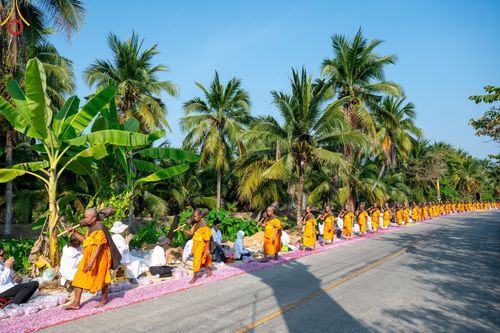 ภาพ No.190797:พิธีต้อนรับพระธรรมยาตรา ณ อนุสรณ์สถาน สถานที่ตั้งมโนปณิธานบวชตลอดชีวิต อนุสรณ์สถานคลองบางนางแท่น อ.สามพราน จ.นครปฐม ในโครงการธรรมยาตรา กตัญญูบูชา มหาปูชนียาจารย์ พระมงคลเทพมุนี(สด จนฺทสโร) พระผู้ปราบมาร อนุสรณ์สถาน 7 แห่ง ปีที่ 13 วันที่ 7 ม.ค.2568