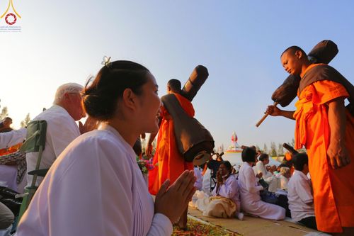 ภาพ No.190884:พิธีต้อนรับพระธรรมยาตรา ณ อนุสรณ์สถาน สถานที่ตั้งมโนปณิธานบวชตลอดชีวิต อนุสรณ์สถานคลองบางนางแท่น อ.สามพราน จ.นครปฐม ในโครงการธรรมยาตรา กตัญญูบูชา มหาปูชนียาจารย์ พระมงคลเทพมุนี(สด จนฺทสโร) พระผู้ปราบมาร อนุสรณ์สถาน 7 แห่ง ปีที่ 13 วันที่ 7 ม.ค.2568