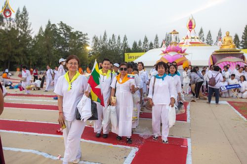ภาพ No.190901:พิธีต้อนรับพระธรรมยาตรา ณ อนุสรณ์สถาน สถานที่ตั้งมโนปณิธานบวชตลอดชีวิต อนุสรณ์สถานคลองบางนางแท่น อ.สามพราน จ.นครปฐม ในโครงการธรรมยาตรา กตัญญูบูชา มหาปูชนียาจารย์ พระมงคลเทพมุนี(สด จนฺทสโร) พระผู้ปราบมาร อนุสรณ์สถาน 7 แห่ง ปีที่ 13 วันที่ 7 ม.ค.2568