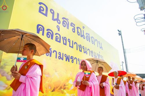 ภาพ No.190903:พิธีต้อนรับพระธรรมยาตรา ณ อนุสรณ์สถาน สถานที่ตั้งมโนปณิธานบวชตลอดชีวิต อนุสรณ์สถานคลองบางนางแท่น อ.สามพราน จ.นครปฐม ในโครงการธรรมยาตรา กตัญญูบูชา มหาปูชนียาจารย์ พระมงคลเทพมุนี(สด จนฺทสโร) พระผู้ปราบมาร อนุสรณ์สถาน 7 แห่ง ปีที่ 13 วันที่ 7 ม.ค.2568