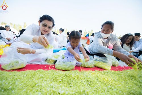 ภาพ No.190915:พิธีต้อนรับพระธรรมยาตรา ณ อนุสรณ์สถาน สถานที่ตั้งมโนปณิธานบวชตลอดชีวิต อนุสรณ์สถานคลองบางนางแท่น อ.สามพราน จ.นครปฐม ในโครงการธรรมยาตรา กตัญญูบูชา มหาปูชนียาจารย์ พระมงคลเทพมุนี(สด จนฺทสโร) พระผู้ปราบมาร อนุสรณ์สถาน 7 แห่ง ปีที่ 13 วันที่ 7 ม.ค.2568