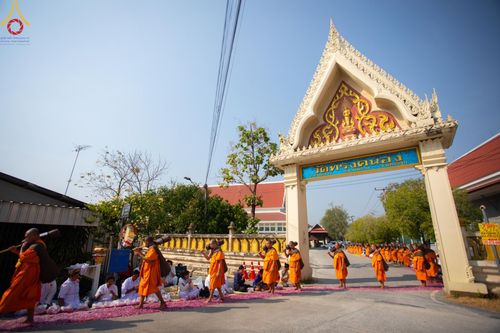 ภาพ No.190923:พิธีต้อนรับพระธรรมยาตรา ณ อนุสรณ์สถาน สถานที่ตั้งมโนปณิธานบวชตลอดชีวิต อนุสรณ์สถานคลองบางนางแท่น อ.สามพราน จ.นครปฐม ในโครงการธรรมยาตรา กตัญญูบูชา มหาปูชนียาจารย์ พระมงคลเทพมุนี(สด จนฺทสโร) พระผู้ปราบมาร อนุสรณ์สถาน 7 แห่ง ปีที่ 13 วันที่ 7 ม.ค.2568