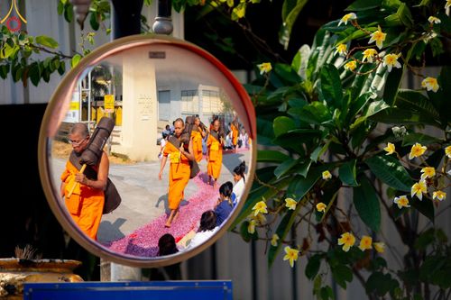 ภาพ No.190929:พิธีต้อนรับพระธรรมยาตรา ณ อนุสรณ์สถาน สถานที่ตั้งมโนปณิธานบวชตลอดชีวิต อนุสรณ์สถานคลองบางนางแท่น อ.สามพราน จ.นครปฐม ในโครงการธรรมยาตรา กตัญญูบูชา มหาปูชนียาจารย์ พระมงคลเทพมุนี(สด จนฺทสโร) พระผู้ปราบมาร อนุสรณ์สถาน 7 แห่ง ปีที่ 13 วันที่ 7 ม.ค.2568