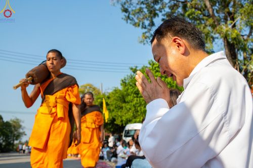 ภาพ No.190935:พิธีต้อนรับพระธรรมยาตรา ณ อนุสรณ์สถาน สถานที่ตั้งมโนปณิธานบวชตลอดชีวิต อนุสรณ์สถานคลองบางนางแท่น อ.สามพราน จ.นครปฐม ในโครงการธรรมยาตรา กตัญญูบูชา มหาปูชนียาจารย์ พระมงคลเทพมุนี(สด จนฺทสโร) พระผู้ปราบมาร อนุสรณ์สถาน 7 แห่ง ปีที่ 13 วันที่ 7 ม.ค.2568
