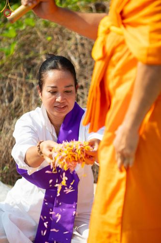 ภาพ No.190943:พิธีต้อนรับพระธรรมยาตรา ณ อนุสรณ์สถาน สถานที่ตั้งมโนปณิธานบวชตลอดชีวิต อนุสรณ์สถานคลองบางนางแท่น อ.สามพราน จ.นครปฐม ในโครงการธรรมยาตรา กตัญญูบูชา มหาปูชนียาจารย์ พระมงคลเทพมุนี(สด จนฺทสโร) พระผู้ปราบมาร อนุสรณ์สถาน 7 แห่ง ปีที่ 13 วันที่ 7 ม.ค.2568