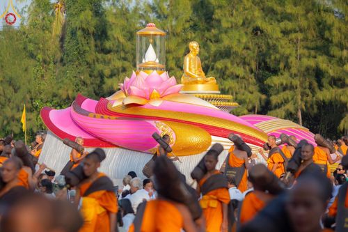 ภาพ No.190952:พิธีต้อนรับพระธรรมยาตรา ณ อนุสรณ์สถาน สถานที่ตั้งมโนปณิธานบวชตลอดชีวิต อนุสรณ์สถานคลองบางนางแท่น อ.สามพราน จ.นครปฐม ในโครงการธรรมยาตรา กตัญญูบูชา มหาปูชนียาจารย์ พระมงคลเทพมุนี(สด จนฺทสโร) พระผู้ปราบมาร อนุสรณ์สถาน 7 แห่ง ปีที่ 13 วันที่ 7 ม.ค.2568