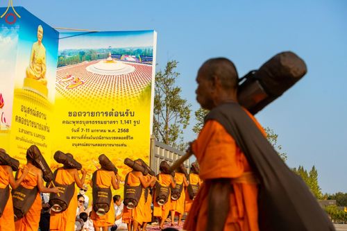 ภาพ No.190964:พิธีต้อนรับพระธรรมยาตรา ณ อนุสรณ์สถาน สถานที่ตั้งมโนปณิธานบวชตลอดชีวิต อนุสรณ์สถานคลองบางนางแท่น อ.สามพราน จ.นครปฐม ในโครงการธรรมยาตรา กตัญญูบูชา มหาปูชนียาจารย์ พระมงคลเทพมุนี(สด จนฺทสโร) พระผู้ปราบมาร อนุสรณ์สถาน 7 แห่ง ปีที่ 13 วันที่ 7 ม.ค.2568