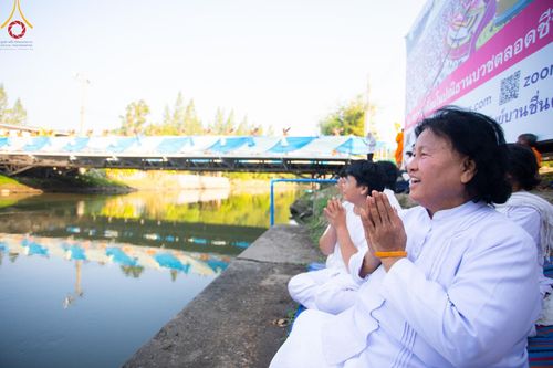 ภาพ No.190968:พิธีต้อนรับพระธรรมยาตรา ณ อนุสรณ์สถาน สถานที่ตั้งมโนปณิธานบวชตลอดชีวิต อนุสรณ์สถานคลองบางนางแท่น อ.สามพราน จ.นครปฐม ในโครงการธรรมยาตรา กตัญญูบูชา มหาปูชนียาจารย์ พระมงคลเทพมุนี(สด จนฺทสโร) พระผู้ปราบมาร อนุสรณ์สถาน 7 แห่ง ปีที่ 13 วันที่ 7 ม.ค.2568