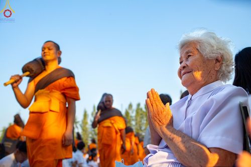 ภาพ No.190969:พิธีต้อนรับพระธรรมยาตรา ณ อนุสรณ์สถาน สถานที่ตั้งมโนปณิธานบวชตลอดชีวิต อนุสรณ์สถานคลองบางนางแท่น อ.สามพราน จ.นครปฐม ในโครงการธรรมยาตรา กตัญญูบูชา มหาปูชนียาจารย์ พระมงคลเทพมุนี(สด จนฺทสโร) พระผู้ปราบมาร อนุสรณ์สถาน 7 แห่ง ปีที่ 13 วันที่ 7 ม.ค.2568