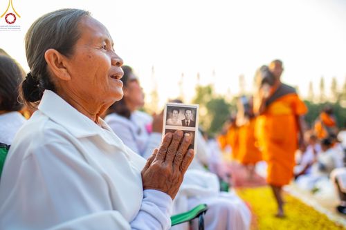 ภาพ No.190970:พิธีต้อนรับพระธรรมยาตรา ณ อนุสรณ์สถาน สถานที่ตั้งมโนปณิธานบวชตลอดชีวิต อนุสรณ์สถานคลองบางนางแท่น อ.สามพราน จ.นครปฐม ในโครงการธรรมยาตรา กตัญญูบูชา มหาปูชนียาจารย์ พระมงคลเทพมุนี(สด จนฺทสโร) พระผู้ปราบมาร อนุสรณ์สถาน 7 แห่ง ปีที่ 13 วันที่ 7 ม.ค.2568