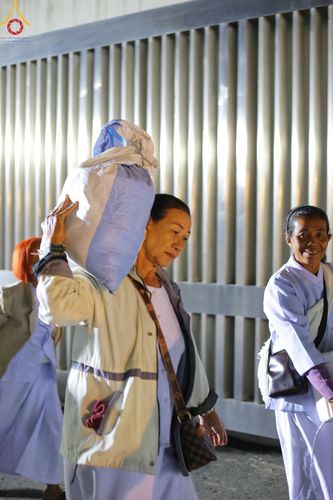 ภาพ No.191140:พิธีตักบาตรพระธรรมยาตรา ณ อนุสรณ์สถานลำดับที่ 1 สถานที่เกิดด้วยรูปกายเนื้อ อนุสรณ์สถานมหาวิหารพระมงคลเทพมุนี (โลตัสแลนด์) อ.สองพี่น้อง จ.สุพรรณบุรี ในโครงการธรรมยาตรา กตัญญูบูชา มหาปูชนียาจารย์ พระมงคลเทพมุนี(สด จนฺทสโร) พระผู้ปราบมาร อนุสรณ์สถาน 7 แห่ง 