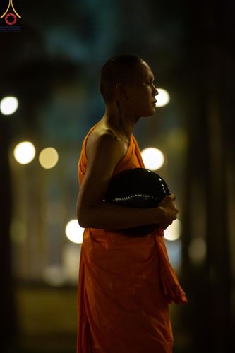 ภาพ No.191142:พิธีตักบาตรพระธรรมยาตรา ณ อนุสรณ์สถานลำดับที่ 1 สถานที่เกิดด้วยรูปกายเนื้อ อนุสรณ์สถานมหาวิหารพระมงคลเทพมุนี (โลตัสแลนด์) อ.สองพี่น้อง จ.สุพรรณบุรี ในโครงการธรรมยาตรา กตัญญูบูชา มหาปูชนียาจารย์ พระมงคลเทพมุนี(สด จนฺทสโร) พระผู้ปราบมาร อนุสรณ์สถาน 7 แห่ง 