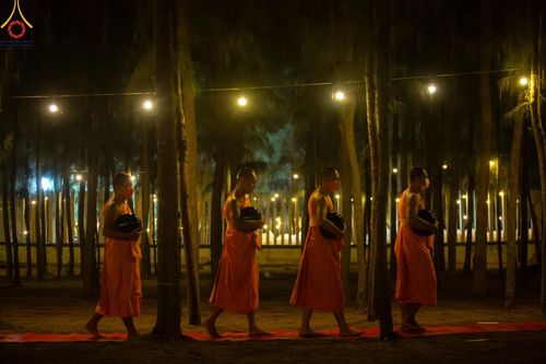 ภาพ No.191143:พิธีตักบาตรพระธรรมยาตรา ณ อนุสรณ์สถานลำดับที่ 1 สถานที่เกิดด้วยรูปกายเนื้อ อนุสรณ์สถานมหาวิหารพระมงคลเทพมุนี (โลตัสแลนด์) อ.สองพี่น้อง จ.สุพรรณบุรี ในโครงการธรรมยาตรา กตัญญูบูชา มหาปูชนียาจารย์ พระมงคลเทพมุนี(สด จนฺทสโร) พระผู้ปราบมาร อนุสรณ์สถาน 7 แห่ง 