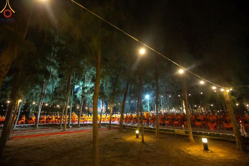 ภาพ No.191145:พิธีตักบาตรพระธรรมยาตรา ณ อนุสรณ์สถานลำดับที่ 1 สถานที่เกิดด้วยรูปกายเนื้อ อนุสรณ์สถานมหาวิหารพระมงคลเทพมุนี (โลตัสแลนด์) อ.สองพี่น้อง จ.สุพรรณบุรี ในโครงการธรรมยาตรา กตัญญูบูชา มหาปูชนียาจารย์ พระมงคลเทพมุนี(สด จนฺทสโร) พระผู้ปราบมาร อนุสรณ์สถาน 7 แห่ง 