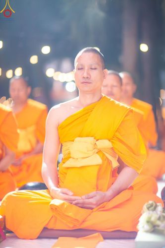 ภาพ No.191151:พิธีตักบาตรพระธรรมยาตรา ณ อนุสรณ์สถานลำดับที่ 1 สถานที่เกิดด้วยรูปกายเนื้อ อนุสรณ์สถานมหาวิหารพระมงคลเทพมุนี (โลตัสแลนด์) อ.สองพี่น้อง จ.สุพรรณบุรี ในโครงการธรรมยาตรา กตัญญูบูชา มหาปูชนียาจารย์ พระมงคลเทพมุนี(สด จนฺทสโร) พระผู้ปราบมาร อนุสรณ์สถาน 7 แห่ง 