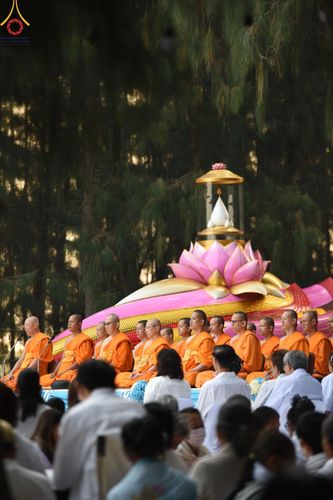 ภาพ No.191152:พิธีตักบาตรพระธรรมยาตรา ณ อนุสรณ์สถานลำดับที่ 1 สถานที่เกิดด้วยรูปกายเนื้อ อนุสรณ์สถานมหาวิหารพระมงคลเทพมุนี (โลตัสแลนด์) อ.สองพี่น้อง จ.สุพรรณบุรี ในโครงการธรรมยาตรา กตัญญูบูชา มหาปูชนียาจารย์ พระมงคลเทพมุนี(สด จนฺทสโร) พระผู้ปราบมาร อนุสรณ์สถาน 7 แห่ง 