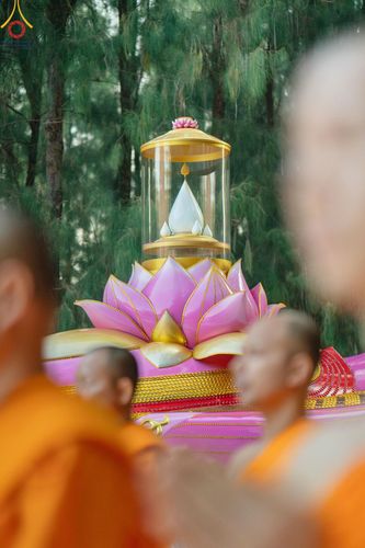 ภาพ No.191153:พิธีตักบาตรพระธรรมยาตรา ณ อนุสรณ์สถานลำดับที่ 1 สถานที่เกิดด้วยรูปกายเนื้อ อนุสรณ์สถานมหาวิหารพระมงคลเทพมุนี (โลตัสแลนด์) อ.สองพี่น้อง จ.สุพรรณบุรี ในโครงการธรรมยาตรา กตัญญูบูชา มหาปูชนียาจารย์ พระมงคลเทพมุนี(สด จนฺทสโร) พระผู้ปราบมาร อนุสรณ์สถาน 7 แห่ง 