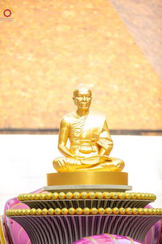 ภาพ No.191155:พิธีตักบาตรพระธรรมยาตรา ณ อนุสรณ์สถานลำดับที่ 1 สถานที่เกิดด้วยรูปกายเนื้อ อนุสรณ์สถานมหาวิหารพระมงคลเทพมุนี (โลตัสแลนด์) อ.สองพี่น้อง จ.สุพรรณบุรี ในโครงการธรรมยาตรา กตัญญูบูชา มหาปูชนียาจารย์ พระมงคลเทพมุนี(สด จนฺทสโร) พระผู้ปราบมาร อนุสรณ์สถาน 7 แห่ง 