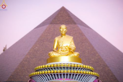 ภาพ No.191159:พิธีตักบาตรพระธรรมยาตรา ณ อนุสรณ์สถานลำดับที่ 1 สถานที่เกิดด้วยรูปกายเนื้อ อนุสรณ์สถานมหาวิหารพระมงคลเทพมุนี (โลตัสแลนด์) อ.สองพี่น้อง จ.สุพรรณบุรี ในโครงการธรรมยาตรา กตัญญูบูชา มหาปูชนียาจารย์ พระมงคลเทพมุนี(สด จนฺทสโร) พระผู้ปราบมาร อนุสรณ์สถาน 7 แห่ง 