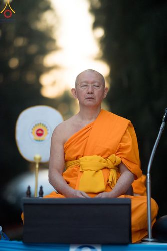 ภาพ No.191156:พิธีตักบาตรพระธรรมยาตรา ณ อนุสรณ์สถานลำดับที่ 1 สถานที่เกิดด้วยรูปกายเนื้อ อนุสรณ์สถานมหาวิหารพระมงคลเทพมุนี (โลตัสแลนด์) อ.สองพี่น้อง จ.สุพรรณบุรี ในโครงการธรรมยาตรา กตัญญูบูชา มหาปูชนียาจารย์ พระมงคลเทพมุนี(สด จนฺทสโร) พระผู้ปราบมาร อนุสรณ์สถาน 7 แห่ง 