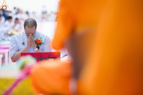 ภาพ No.191164:พิธีตักบาตรพระธรรมยาตรา ณ อนุสรณ์สถานลำดับที่ 1 สถานที่เกิดด้วยรูปกายเนื้อ อนุสรณ์สถานมหาวิหารพระมงคลเทพมุนี (โลตัสแลนด์) อ.สองพี่น้อง จ.สุพรรณบุรี ในโครงการธรรมยาตรา กตัญญูบูชา มหาปูชนียาจารย์ พระมงคลเทพมุนี(สด จนฺทสโร) พระผู้ปราบมาร อนุสรณ์สถาน 7 แห่ง 