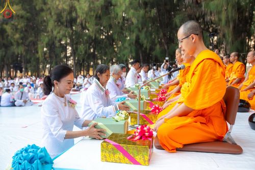 ภาพ No.191169:พิธีตักบาตรพระธรรมยาตรา ณ อนุสรณ์สถานลำดับที่ 1 สถานที่เกิดด้วยรูปกายเนื้อ อนุสรณ์สถานมหาวิหารพระมงคลเทพมุนี (โลตัสแลนด์) อ.สองพี่น้อง จ.สุพรรณบุรี ในโครงการธรรมยาตรา กตัญญูบูชา มหาปูชนียาจารย์ พระมงคลเทพมุนี(สด จนฺทสโร) พระผู้ปราบมาร อนุสรณ์สถาน 7 แห่ง 