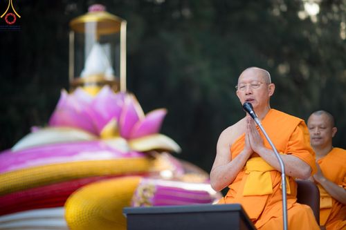 ภาพ No.191171:พิธีตักบาตรพระธรรมยาตรา ณ อนุสรณ์สถานลำดับที่ 1 สถานที่เกิดด้วยรูปกายเนื้อ อนุสรณ์สถานมหาวิหารพระมงคลเทพมุนี (โลตัสแลนด์) อ.สองพี่น้อง จ.สุพรรณบุรี ในโครงการธรรมยาตรา กตัญญูบูชา มหาปูชนียาจารย์ พระมงคลเทพมุนี(สด จนฺทสโร) พระผู้ปราบมาร อนุสรณ์สถาน 7 แห่ง 