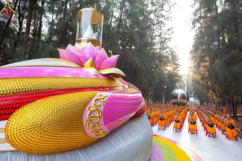 ภาพ No.191176:พิธีตักบาตรพระธรรมยาตรา ณ อนุสรณ์สถานลำดับที่ 1 สถานที่เกิดด้วยรูปกายเนื้อ อนุสรณ์สถานมหาวิหารพระมงคลเทพมุนี (โลตัสแลนด์) อ.สองพี่น้อง จ.สุพรรณบุรี ในโครงการธรรมยาตรา กตัญญูบูชา มหาปูชนียาจารย์ พระมงคลเทพมุนี(สด จนฺทสโร) พระผู้ปราบมาร อนุสรณ์สถาน 7 แห่ง 