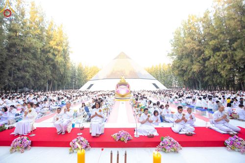 ภาพ No.191175:พิธีตักบาตรพระธรรมยาตรา ณ อนุสรณ์สถานลำดับที่ 1 สถานที่เกิดด้วยรูปกายเนื้อ อนุสรณ์สถานมหาวิหารพระมงคลเทพมุนี (โลตัสแลนด์) อ.สองพี่น้อง จ.สุพรรณบุรี ในโครงการธรรมยาตรา กตัญญูบูชา มหาปูชนียาจารย์ พระมงคลเทพมุนี(สด จนฺทสโร) พระผู้ปราบมาร อนุสรณ์สถาน 7 แห่ง 