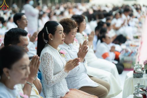 ภาพ No.191177:พิธีตักบาตรพระธรรมยาตรา ณ อนุสรณ์สถานลำดับที่ 1 สถานที่เกิดด้วยรูปกายเนื้อ อนุสรณ์สถานมหาวิหารพระมงคลเทพมุนี (โลตัสแลนด์) อ.สองพี่น้อง จ.สุพรรณบุรี ในโครงการธรรมยาตรา กตัญญูบูชา มหาปูชนียาจารย์ พระมงคลเทพมุนี(สด จนฺทสโร) พระผู้ปราบมาร อนุสรณ์สถาน 7 แห่ง 
