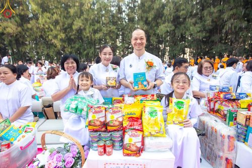ภาพ No.191180:พิธีตักบาตรพระธรรมยาตรา ณ อนุสรณ์สถานลำดับที่ 1 สถานที่เกิดด้วยรูปกายเนื้อ อนุสรณ์สถานมหาวิหารพระมงคลเทพมุนี (โลตัสแลนด์) อ.สองพี่น้อง จ.สุพรรณบุรี ในโครงการธรรมยาตรา กตัญญูบูชา มหาปูชนียาจารย์ พระมงคลเทพมุนี(สด จนฺทสโร) พระผู้ปราบมาร อนุสรณ์สถาน 7 แห่ง 