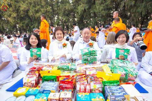 ภาพ No.191181:พิธีตักบาตรพระธรรมยาตรา ณ อนุสรณ์สถานลำดับที่ 1 สถานที่เกิดด้วยรูปกายเนื้อ อนุสรณ์สถานมหาวิหารพระมงคลเทพมุนี (โลตัสแลนด์) อ.สองพี่น้อง จ.สุพรรณบุรี ในโครงการธรรมยาตรา กตัญญูบูชา มหาปูชนียาจารย์ พระมงคลเทพมุนี(สด จนฺทสโร) พระผู้ปราบมาร อนุสรณ์สถาน 7 แห่ง 