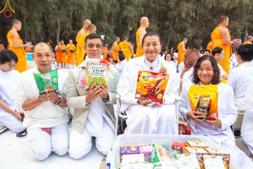 ภาพ No.191182:พิธีตักบาตรพระธรรมยาตรา ณ อนุสรณ์สถานลำดับที่ 1 สถานที่เกิดด้วยรูปกายเนื้อ อนุสรณ์สถานมหาวิหารพระมงคลเทพมุนี (โลตัสแลนด์) อ.สองพี่น้อง จ.สุพรรณบุรี ในโครงการธรรมยาตรา กตัญญูบูชา มหาปูชนียาจารย์ พระมงคลเทพมุนี(สด จนฺทสโร) พระผู้ปราบมาร อนุสรณ์สถาน 7 แห่ง 