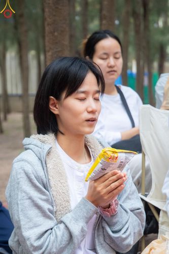 ภาพ No.191187:พิธีตักบาตรพระธรรมยาตรา ณ อนุสรณ์สถานลำดับที่ 1 สถานที่เกิดด้วยรูปกายเนื้อ อนุสรณ์สถานมหาวิหารพระมงคลเทพมุนี (โลตัสแลนด์) อ.สองพี่น้อง จ.สุพรรณบุรี ในโครงการธรรมยาตรา กตัญญูบูชา มหาปูชนียาจารย์ พระมงคลเทพมุนี(สด จนฺทสโร) พระผู้ปราบมาร อนุสรณ์สถาน 7 แห่ง 