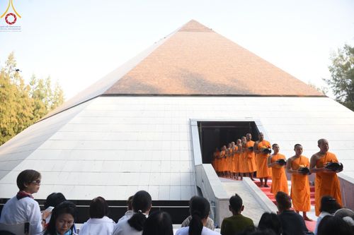 ภาพ No.191188:พิธีตักบาตรพระธรรมยาตรา ณ อนุสรณ์สถานลำดับที่ 1 สถานที่เกิดด้วยรูปกายเนื้อ อนุสรณ์สถานมหาวิหารพระมงคลเทพมุนี (โลตัสแลนด์) อ.สองพี่น้อง จ.สุพรรณบุรี ในโครงการธรรมยาตรา กตัญญูบูชา มหาปูชนียาจารย์ พระมงคลเทพมุนี(สด จนฺทสโร) พระผู้ปราบมาร อนุสรณ์สถาน 7 แห่ง 