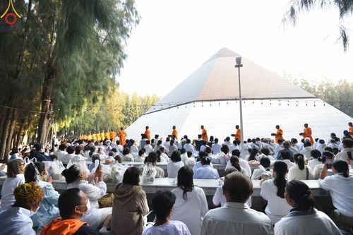 ภาพ No.191190:พิธีตักบาตรพระธรรมยาตรา ณ อนุสรณ์สถานลำดับที่ 1 สถานที่เกิดด้วยรูปกายเนื้อ อนุสรณ์สถานมหาวิหารพระมงคลเทพมุนี (โลตัสแลนด์) อ.สองพี่น้อง จ.สุพรรณบุรี ในโครงการธรรมยาตรา กตัญญูบูชา มหาปูชนียาจารย์ พระมงคลเทพมุนี(สด จนฺทสโร) พระผู้ปราบมาร อนุสรณ์สถาน 7 แห่ง 