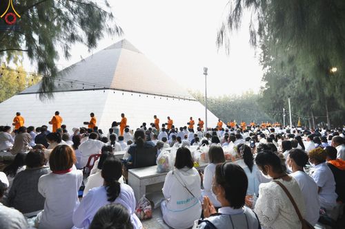 ภาพ No.191191:พิธีตักบาตรพระธรรมยาตรา ณ อนุสรณ์สถานลำดับที่ 1 สถานที่เกิดด้วยรูปกายเนื้อ อนุสรณ์สถานมหาวิหารพระมงคลเทพมุนี (โลตัสแลนด์) อ.สองพี่น้อง จ.สุพรรณบุรี ในโครงการธรรมยาตรา กตัญญูบูชา มหาปูชนียาจารย์ พระมงคลเทพมุนี(สด จนฺทสโร) พระผู้ปราบมาร อนุสรณ์สถาน 7 แห่ง 