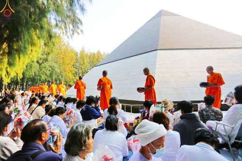 ภาพ No.191192:พิธีตักบาตรพระธรรมยาตรา ณ อนุสรณ์สถานลำดับที่ 1 สถานที่เกิดด้วยรูปกายเนื้อ อนุสรณ์สถานมหาวิหารพระมงคลเทพมุนี (โลตัสแลนด์) อ.สองพี่น้อง จ.สุพรรณบุรี ในโครงการธรรมยาตรา กตัญญูบูชา มหาปูชนียาจารย์ พระมงคลเทพมุนี(สด จนฺทสโร) พระผู้ปราบมาร อนุสรณ์สถาน 7 แห่ง 