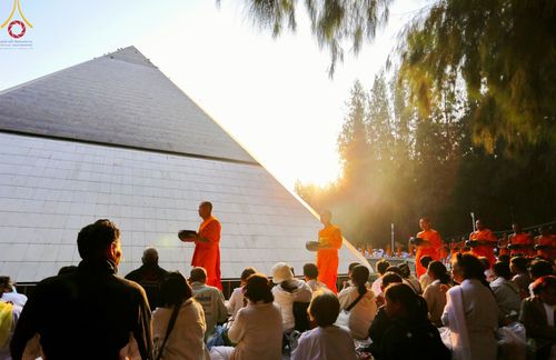 ภาพ No.191193:พิธีตักบาตรพระธรรมยาตรา ณ อนุสรณ์สถานลำดับที่ 1 สถานที่เกิดด้วยรูปกายเนื้อ อนุสรณ์สถานมหาวิหารพระมงคลเทพมุนี (โลตัสแลนด์) อ.สองพี่น้อง จ.สุพรรณบุรี ในโครงการธรรมยาตรา กตัญญูบูชา มหาปูชนียาจารย์ พระมงคลเทพมุนี(สด จนฺทสโร) พระผู้ปราบมาร อนุสรณ์สถาน 7 แห่ง 