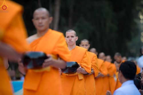 ภาพ No.191196:พิธีตักบาตรพระธรรมยาตรา ณ อนุสรณ์สถานลำดับที่ 1 สถานที่เกิดด้วยรูปกายเนื้อ อนุสรณ์สถานมหาวิหารพระมงคลเทพมุนี (โลตัสแลนด์) อ.สองพี่น้อง จ.สุพรรณบุรี ในโครงการธรรมยาตรา กตัญญูบูชา มหาปูชนียาจารย์ พระมงคลเทพมุนี(สด จนฺทสโร) พระผู้ปราบมาร อนุสรณ์สถาน 7 แห่ง 