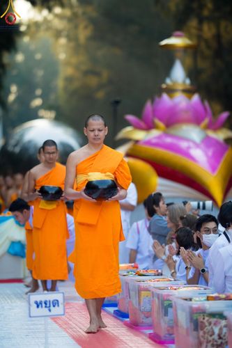 ภาพ No.191197:พิธีตักบาตรพระธรรมยาตรา ณ อนุสรณ์สถานลำดับที่ 1 สถานที่เกิดด้วยรูปกายเนื้อ อนุสรณ์สถานมหาวิหารพระมงคลเทพมุนี (โลตัสแลนด์) อ.สองพี่น้อง จ.สุพรรณบุรี ในโครงการธรรมยาตรา กตัญญูบูชา มหาปูชนียาจารย์ พระมงคลเทพมุนี(สด จนฺทสโร) พระผู้ปราบมาร อนุสรณ์สถาน 7 แห่ง 